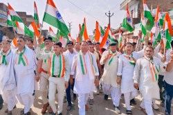 Karauli: विधायक हंसराज मीणा के नेतृत्व में निकली तिरंगा यात्रा, गूंजे भारत माता
के जयकारे; सैनिकों का बढ़ाया हौसला - image