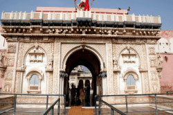 करणी माता मंदिर, जहां रसोइये और चूहे एक ही थाली में करते हैं भोजन, जानते हैं दंत
कथाएं और कई रोचक तथ्य - image