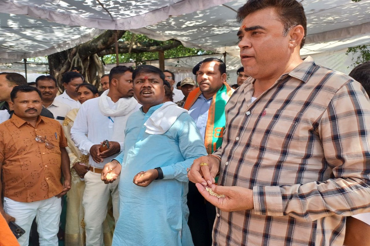 Sushasan Tihar 2025: मंत्री केदार कश्यप ने लाई का लिया स्वाद, सुनी लोगों की
समस्या
