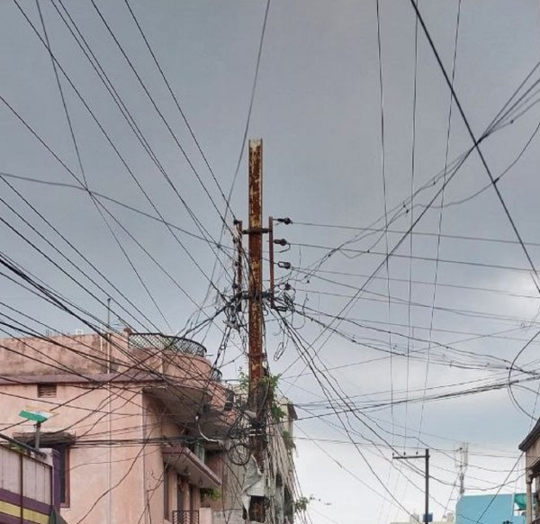मकानों से सटे बिजली के खंभे 