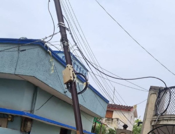 मकानों से सटे बिजली के खंभे 