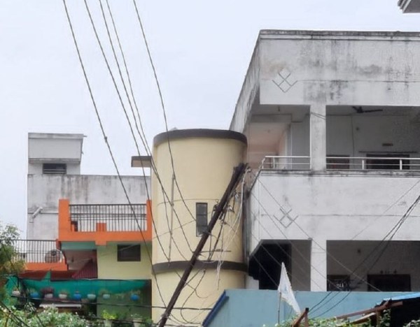 मकानों से सटे बिजली के खंभे 