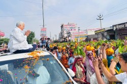 Dausa: भक्ति का जूनून… कलश लेकर 11 हजार से अधिक महिलाएं 10 KM चलीं पैदल, मंत्री
किरोड़ी लाल ने बरसाए फूल - image
