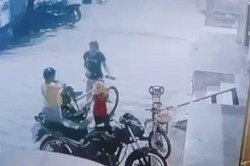 VIDEO: कोटा में तेज रफ्तार कार ने महिला समेत 4 बच्चों को रौंदा, CCTV फुटेज अब
आया सामने; घर के बाहर खेल रहे थे बच्चे - image