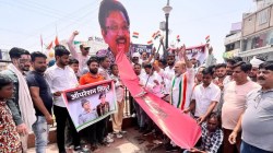 कोटा में कांग्रेस का अनूठा प्रदर्शन, मंत्री विजय शाह की ‘जुबान’ को फिनायल और
वाइपर से किया साफ किया - image