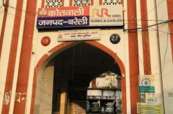 दिनदहाड़े महिलाओं से लाखों के जेवर ठग ले गए शातिर, पुलिस पर लापरवाही के आरोप,
काफी भटकने के बाद लिखी रिपोर्ट - image