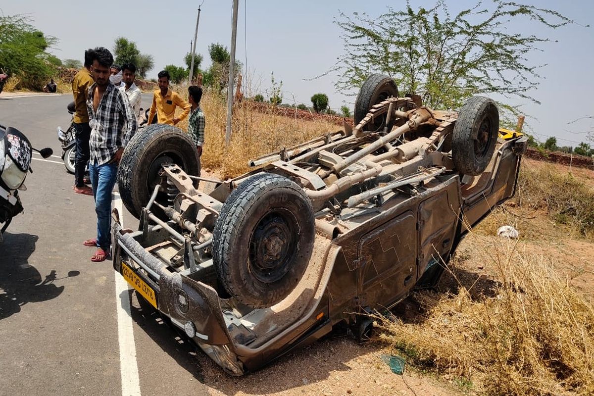 लोडिंग वाहन पलटने से महिला की मौत, 11 घायल
