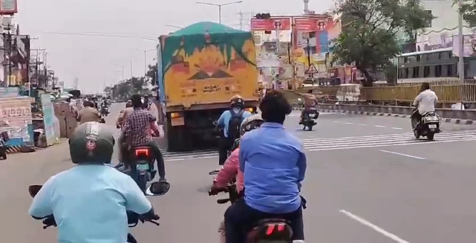 दिन दहाड़े ट्रक चुराने की कोशिश, फिल्मी स्टाइल में 10 किमी तक लटकता गया
पुलिसकर्मी, पुलिस-पब्लिक ने किया पीछा…. देखें वीडियो