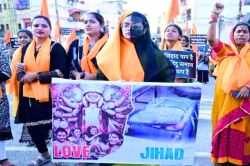 आधा बुर्का-आधा भगवा पहनकर सड़क पर निकली युवती, तो हर कोई रह गया हैरान - image