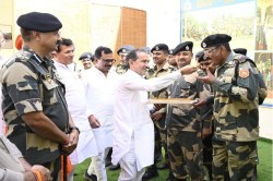 Operation Sindoor की सफलता के बाद राजस्थान बॉर्डर पर पहुंचे BJP नेता, BSF जवानों
को खिलाई मिठाई - image