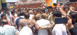 सेना पर दिए बयान का विरोध कर रहे कांग्रेसियों और भाजपाइयों की भिड़ंत, ब्लॉक
अध्यक्ष के कपड़े फटे - image