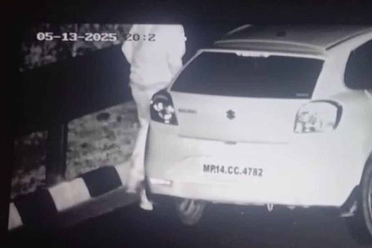 दिल्ली-मुंबई एक्सप्रेस-वे पर महिला के साथ अश्लील हरकतें करते भाजपा नेता कैमरे
में कैद