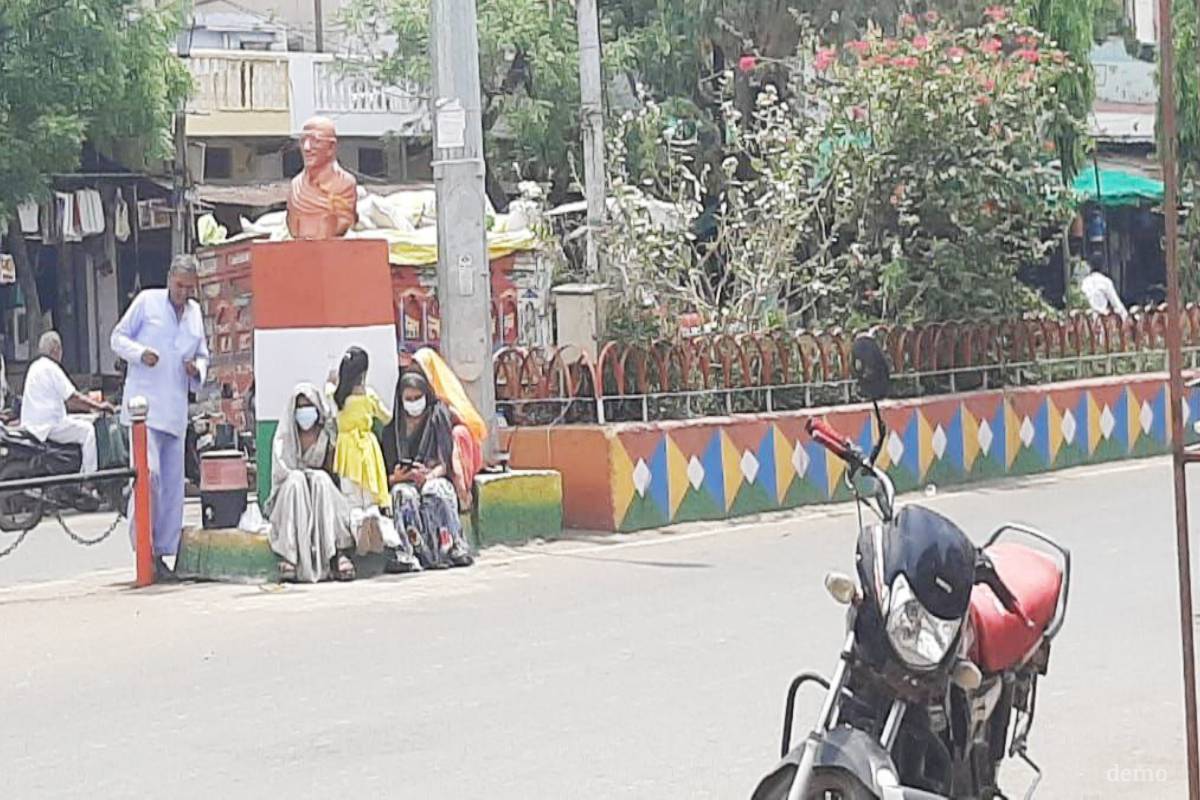 चिलचिलाती धूप में 7 साल की बेटी के साथ थाने के सामने धरने पर बैठी मां…