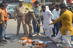 विहिप नेता की गिरफ्तारी से आक्रोश, बरेली में योगी सरकार के मंत्री का पुतला
फूंका, कार्यकर्ताओं ने घेरा थाना - image