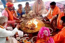 जाकिर खान बने जगदीश, 200 साल बाद हुई घर वापसी, मुस्लिम परिवार के 8 सदस्य सनातन
धर्म में लौटेजाकिर खान बने जगदीश,  - image