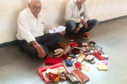 साहब! मेरा सब कुछ लुट गया…मुझे न्याय चाहिए, गहनों के डिब्बे लेकर न्याय मांगने
पहुंचा पीड़ित - image