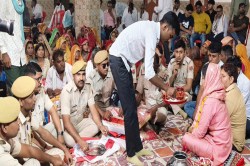 थाने में 35 साल से खाना बना रहे थे शंकर प्रजापत, बेटी की शादी में पुलिसवालों ने
भर दिया इतना मायरा, हो रही चर्चा - image