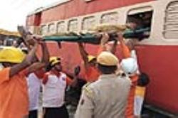 25 मिनट…सर्च ऑपरेशन…घायलों को ट्रेन से बाहर निकाला - image