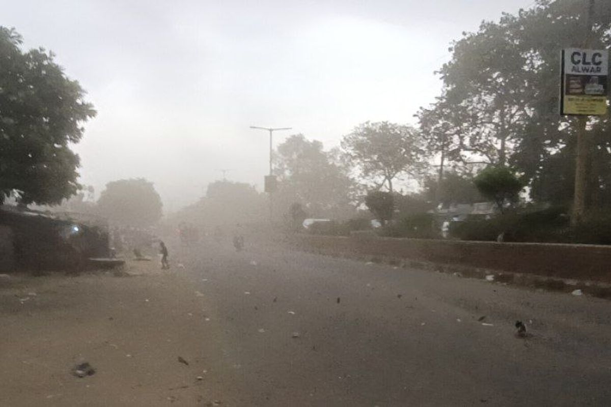 VIDEO: अलवर में बदला मौसम का मिजाज, धूल भरी आंधी के बाद हुई बारिश से राहत
