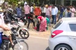 बीच सड़क पर बीवी का बवाल! पति से अफेयर के शक में कर दी महिला की पिटाई… - image