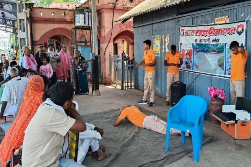 मॉक ड्रिल में एसडीआरएफ की टीम ने बताए बचाव के तरीके