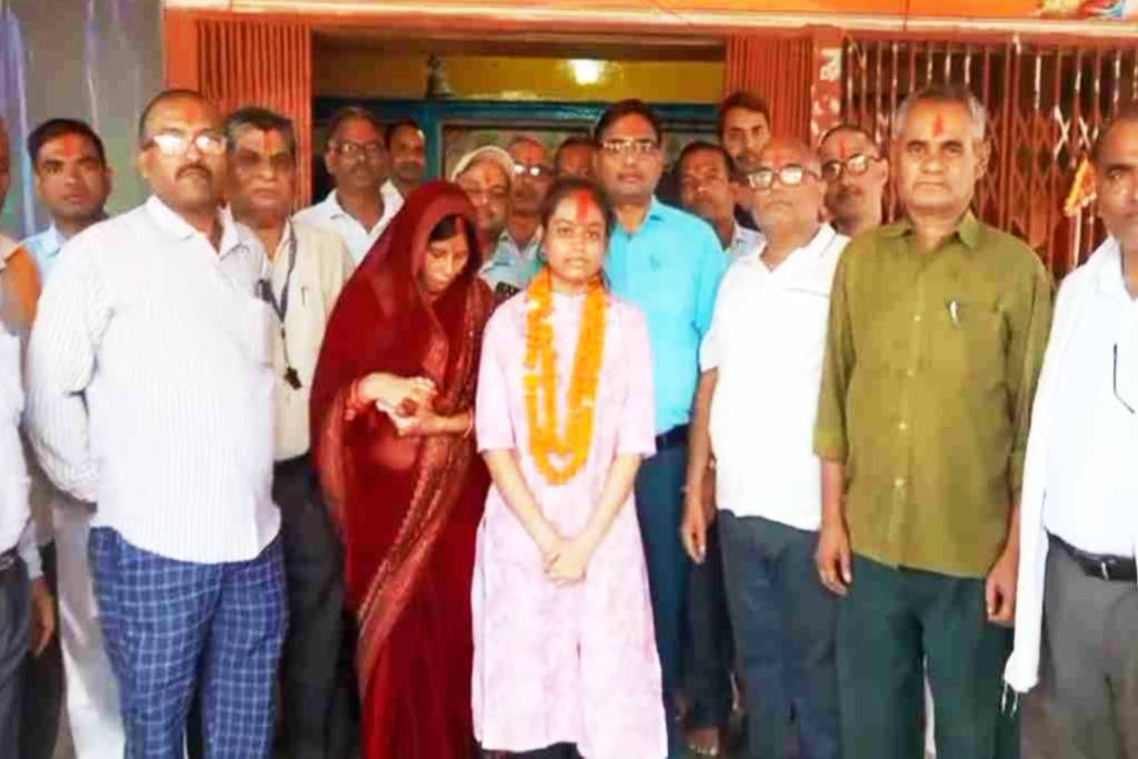 mp Board 12th Topper Priyal dwivedi