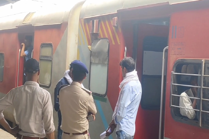 young man Dead body found in Ahmedabad-Kolkata Weekly Express train toilet