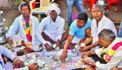 न दस्तावेज, न ब्याज, माथे पर तिलक लगा आदिवासी समाज देता ‘लोन’ - image