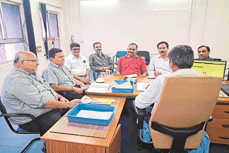 मुख्य महाप्रबंधक को सौंपा ज्ञापन ( फोटो सोर्स - पत्रिका)