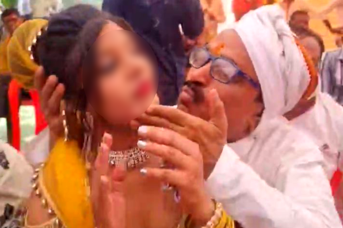 महिला डांसर के साथ अश्लील डांस करते दिखे नेताजी, गाना था- मुझको राणाजी माफ करना