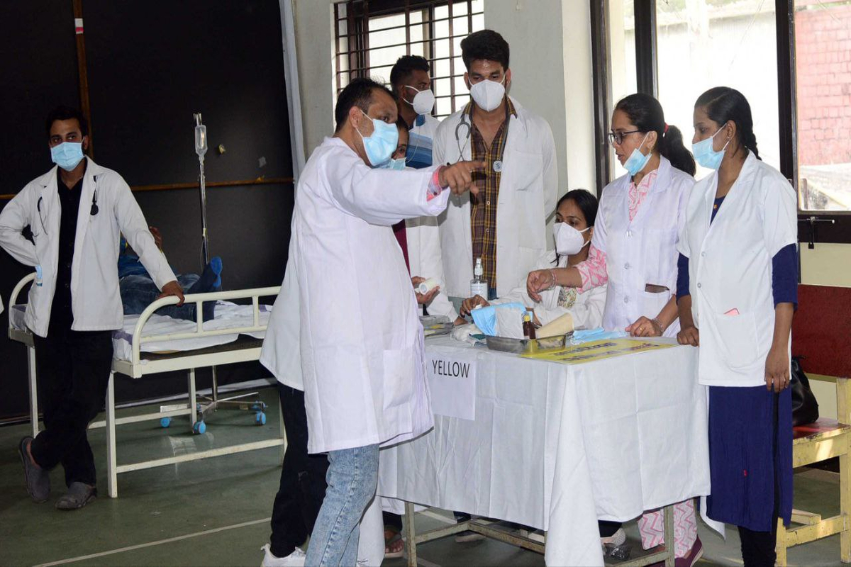 भोपाल@न्यू मार्केट में मॉकड्रिल के दौरान घायल लोगों को बाहर निकालते हुए एसडीआरएफ
और पुलिस की टीम । फोटो सुभाष ठाकुर
