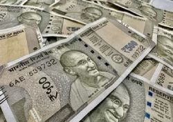 घूस के आरोपी एक्सईन के लॉकर अब तक उगल रहे लाखों के नोट - image