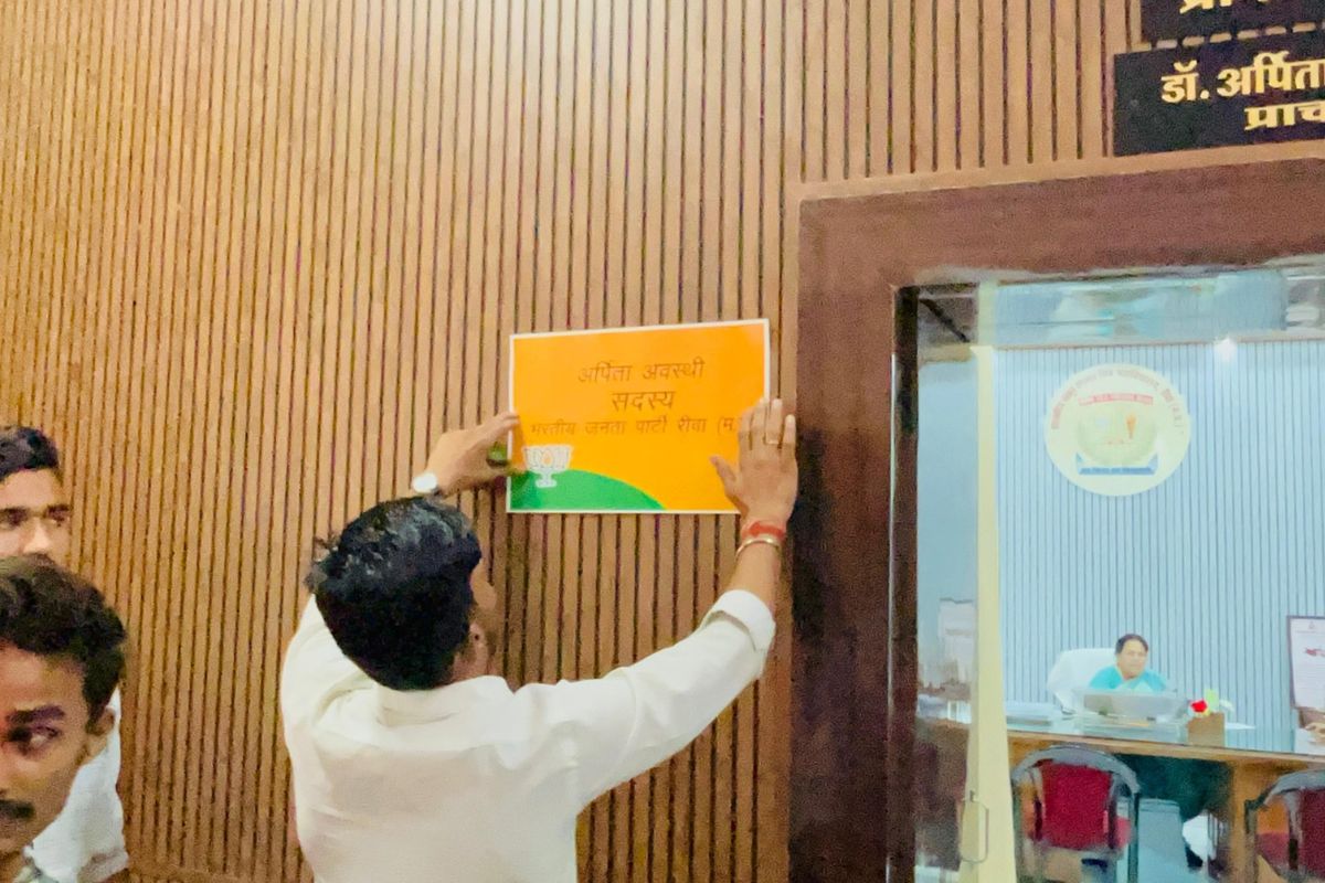 छात्रों ने प्रिंसिपल केबिन के बाहर लगाया भाजपा सदस्य का पोस्टर, बोले- बीजेपी का
पट्टा पहन लेना चाहिए…