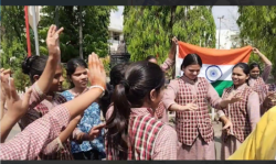 Operation Sindoor- ऑपरेशन सिंदूर की कामयाबी पर झूमीं कॉलेज छात्राएं, मुस्लिमों
ने मनाया जश्न - image