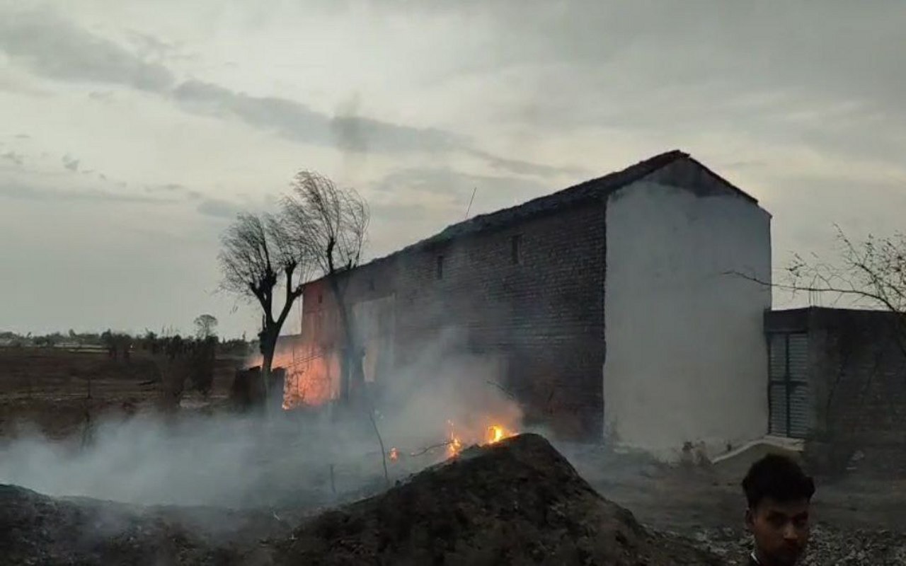 छतरपुर में 35 से 40 किलोमीटर प्रतिघंटे से की रफ्तार से चली आंधी, पेड़ गिरने से
दो की मौत, बीएसएनएल टावर गिरा,आग में जली बुजुर्ग महिला