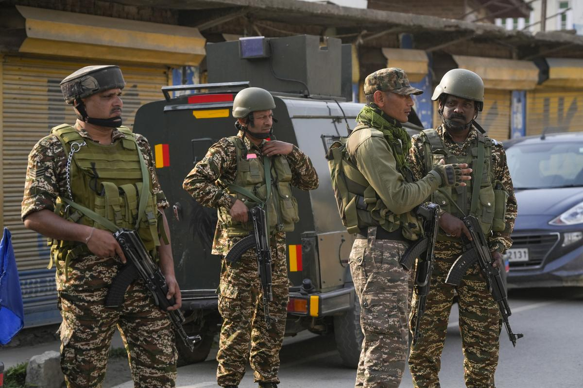 Operation Sindoor: पाक का 26 जगहों पर अटैक, इंडिया ने तबाह किए पाकिस्तानी एयर
बेस, पढ़ें ऑपरेशन सिंदूर से जुड़े लेटेस्ट अपडेट्स - image