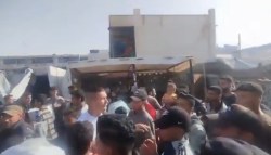 हमास के खिलाफ हुए फिलिस्तीनी, विरोध में की नारेबाजी – “हमें जीना है, हमें खाना
चाहिए” - image