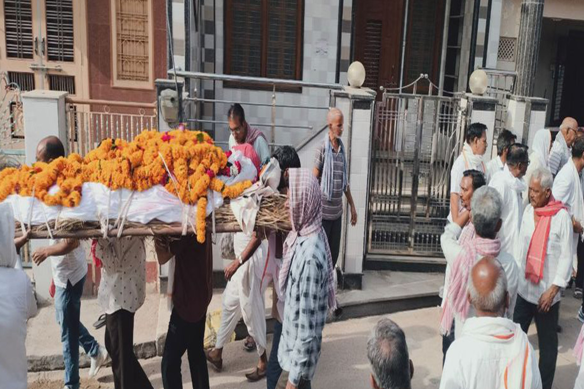 Rajasthan: राजस्थान में जब एक साथ निकली मां-बाप और मासूम बेटे की शव यात्रा तो
बिलख पड़ा पूरा गांव, नहीं जले चूल्हे