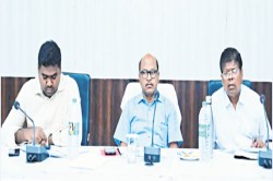 PM आवास योजना में बड़ी लापरवाही, कलेक्टर ने 11 सचिवों को थमाया नोटिस, मची खलबली - image
