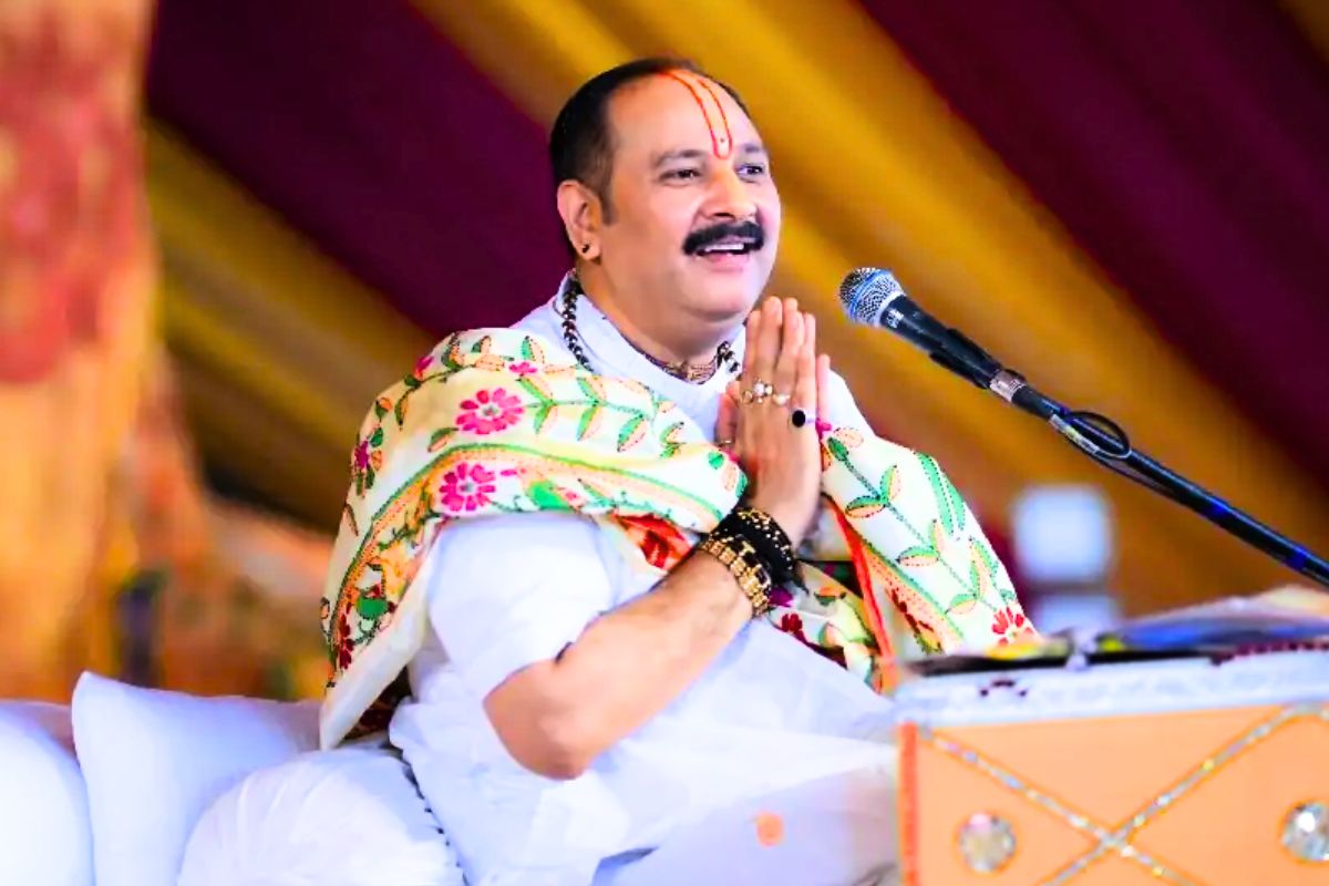पंडित प्रदीप मिश्रा कथा में बोले- ‘लड़कियों की नाभि ढकी रहेगी, तभी सुरक्षित
रहेंगी’