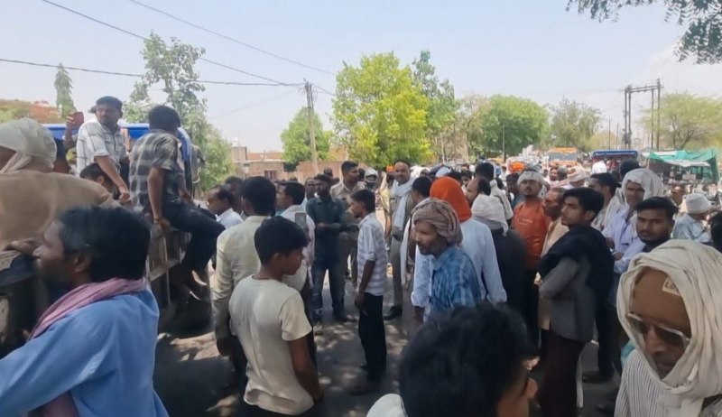 जंफर बदलने खंभे पर चढ़े ग्रामीण की करंट लगने से मौत, गुस्साए ग्रामीणों ने लगाया जाम