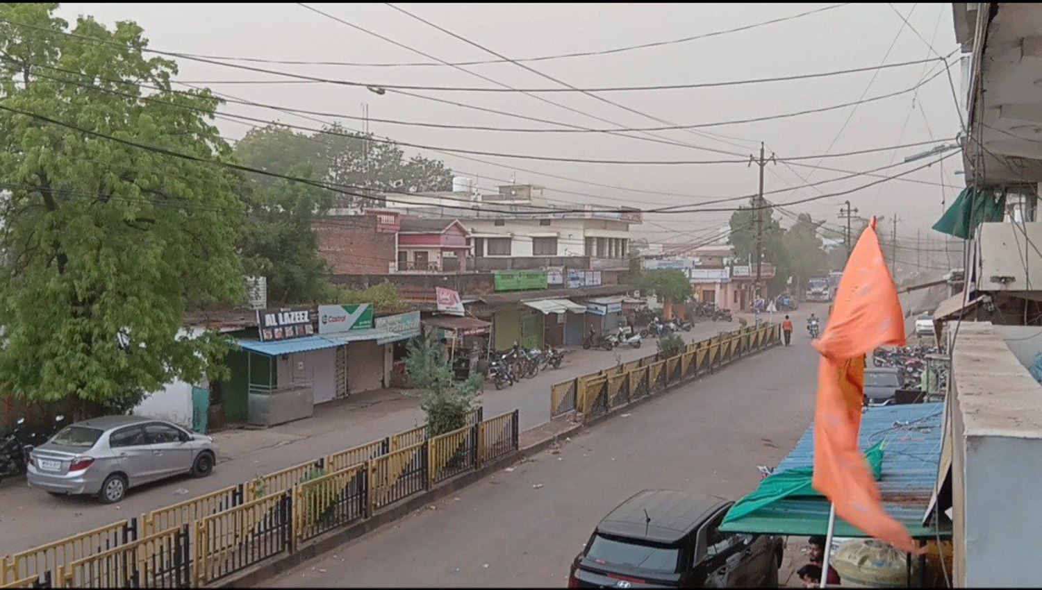 दोपहर बाद छाए बादल: शाम को चली धूलभरी आंधी से ग्रामीण क्षेत्रों में विद्युत
आपूर्ति ठप