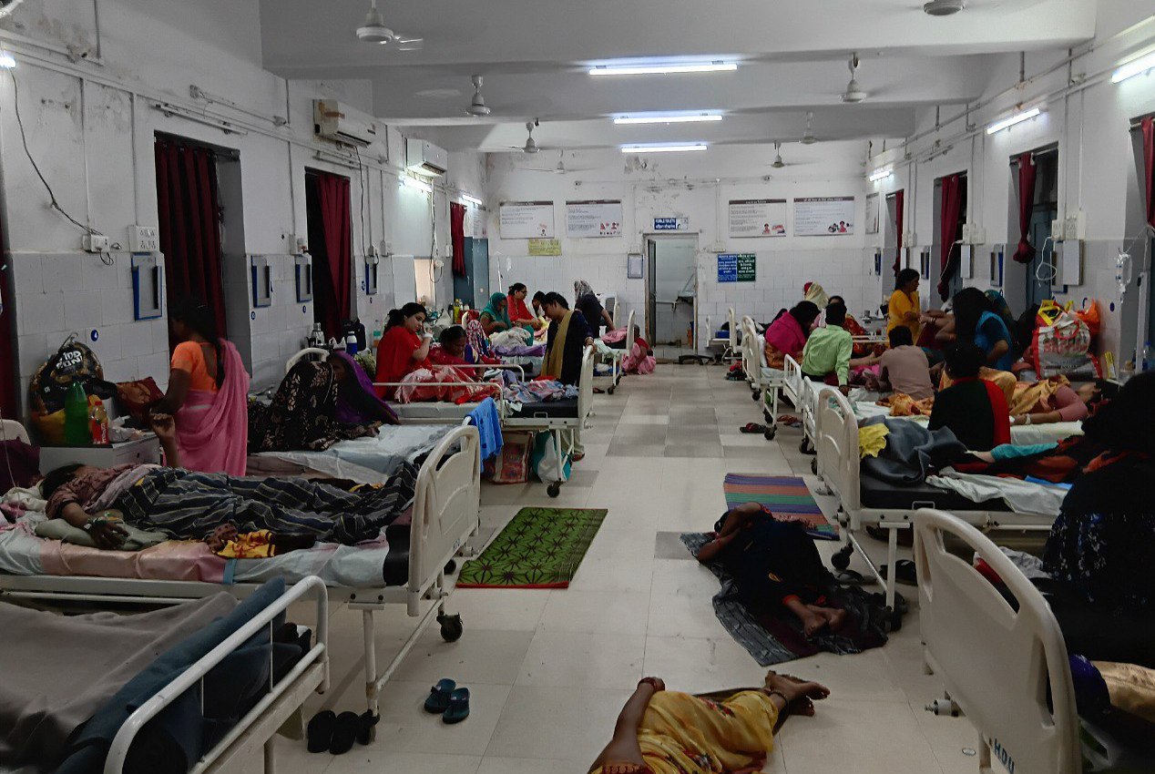 जानलेवा अनदेखी: अस्पताल आइए तो साथ में पंखा-कूलर भी लाइए! नहीं तो भीषण गर्मी में
तप जाएंगे