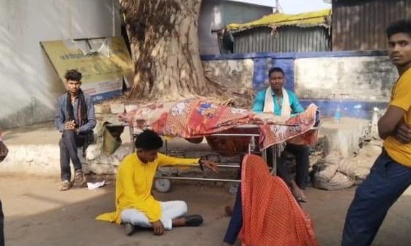 शादी की खुशियां मातम में बदली: बहन की बारात आने से पहले भाई को रेत से ओवरलोड
ट्रैक्टर ने रौंदा, मौके पर मौत