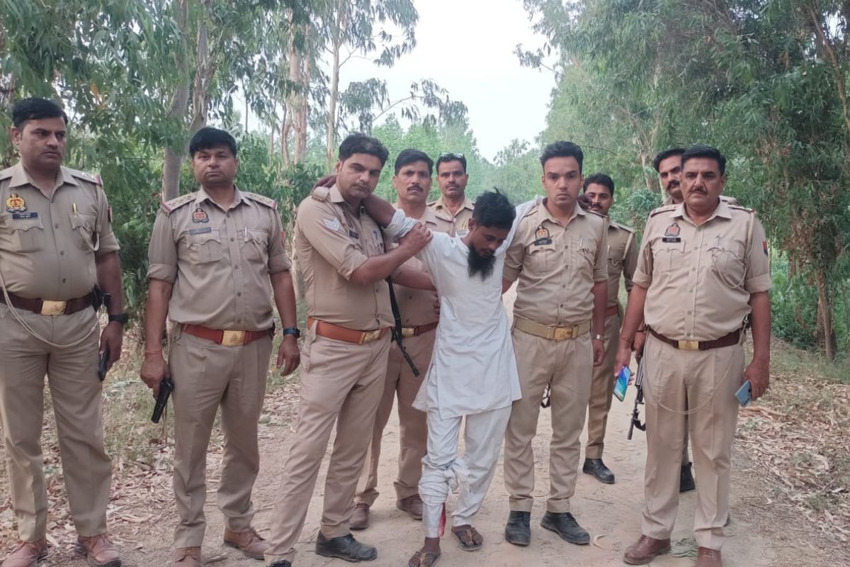 पुलिस मुठभेड़ में 25 हजार का इनामी गैंगस्टर लईक गिरफ्तार, साथी फरार, मुठभेड़ में
दरोगा व सिपाही घायल