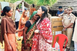 Gonda: महिला आयोग की अध्यक्ष और एसपी की पत्नी ने बेटी के शादी की उठाई
जिम्मेदारी, मृतक की मां बोली बहुत मदद किया उन्हें भगवान देंगे - image