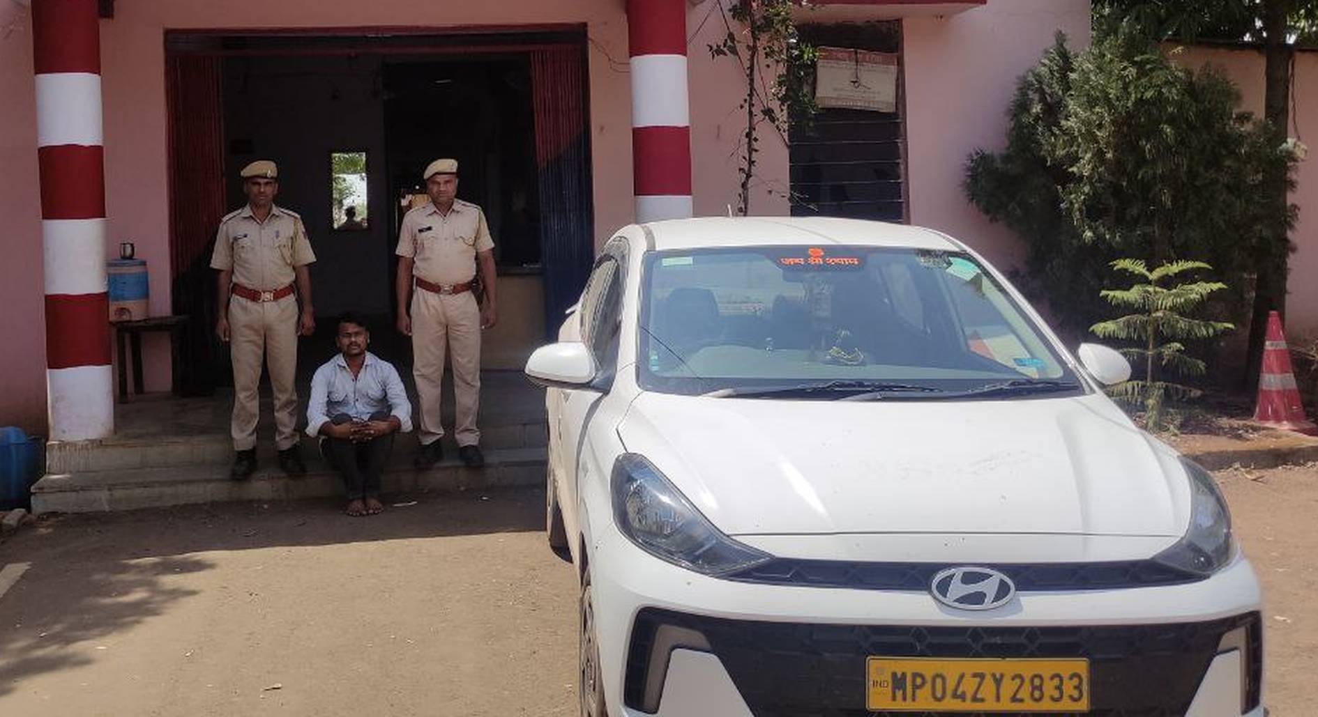 कार से तीन किलो अवैध अफीम जब्त एक आरोपी को गिरफ्तार
