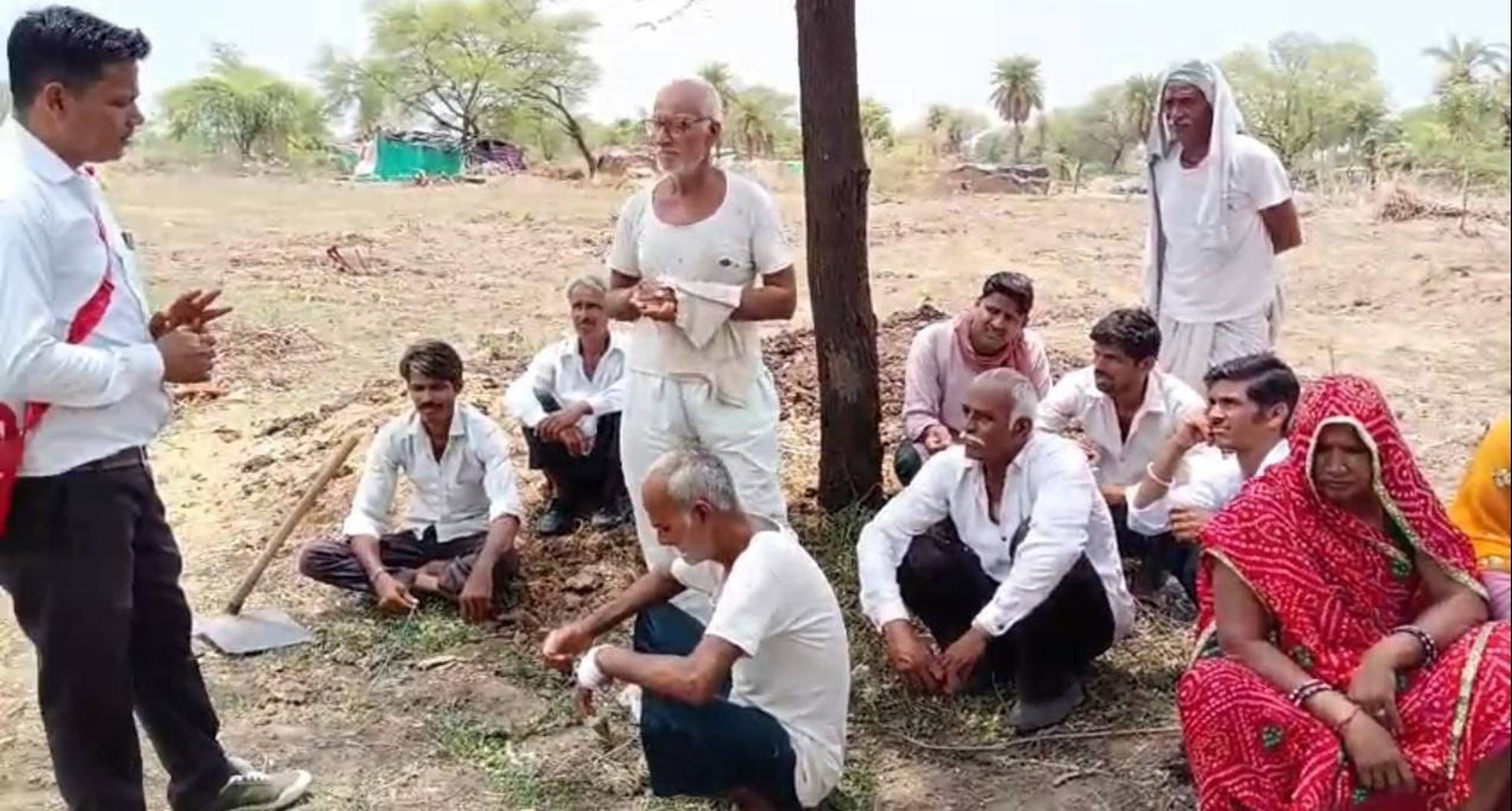 कुणी गांव में नरेगा कार्य स्थल पर किसानों को किया जागरुक