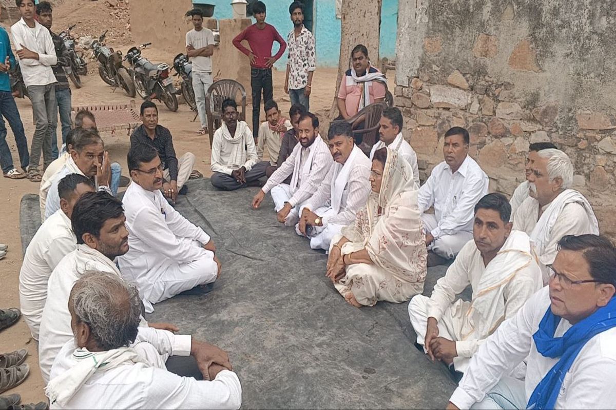 जहरीली शराब कांड: नेता प्रतिपक्ष टीकाराम जूली ने परिजनों से की मुलाकात, सरकार पर
लगाए गंभीर आरोप