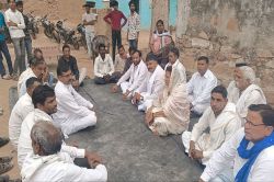 जहरीली शराब कांड: नेता प्रतिपक्ष टीकाराम जूली ने परिजनों से की मुलाकात, सरकार पर
लगाए गंभीर आरोप - image